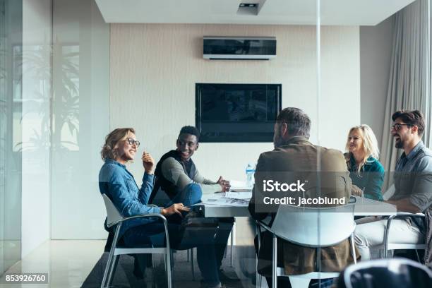 Managerin Führt Brainstormingsitzung Im Büro Stockfoto und mehr Bilder von Offizielles Treffen - Offizielles Treffen, Geschäftsbesprechung, Büro