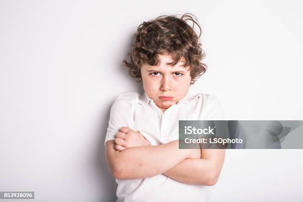 Kopf Und Schultern Close Up Portrait Of Young Boy Mit Schmollen Haltung Stockfoto und mehr Bilder von Kind