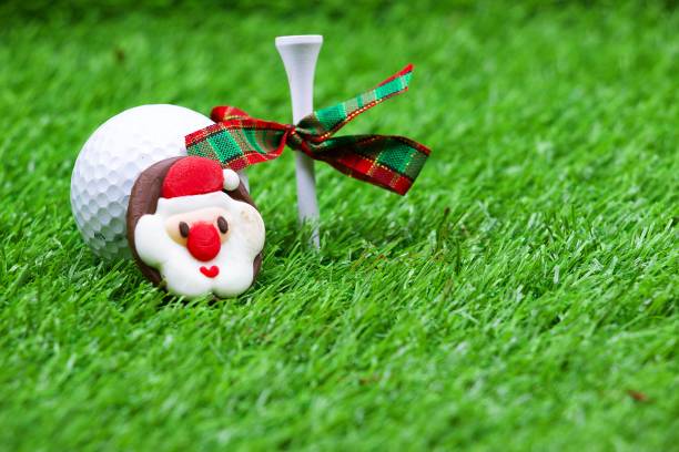 istock Santa Claus with golf ball on Christmas holiday 853930332