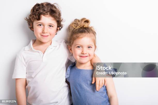 Feliz Hermano Y Hermana Abrazándose Unos A Otros Foto de stock y más banco de imágenes de Niñas - Niñas, Niños, Niño