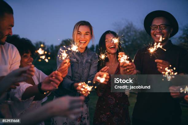 Gruppo Di Amici Che Si Divertono Con Le Scintille - Fotografie stock e altre immagini di Fuochi d'artificio - Fuochi d'artificio, Candela magica, Persone