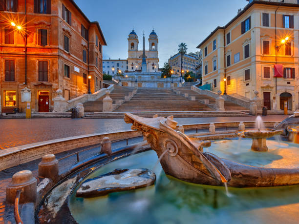 スペイン階段夕暮れ時には、ローマ - piazza di spagna spanish steps church trinita dei monti ストックフォトと画像