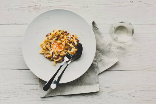 italiens traditionnels avec des pâtes à la carbonara, bacon et aux œufs - lard close up pasta eggs photos et images de collection