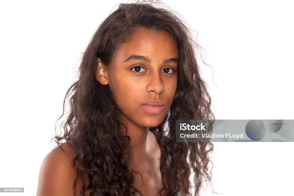 Foto de Retrato De Menina Sério Pele Escura Bonita Sem Maquiagem Em Um  Fundo Branco e mais fotos de stock de Afro - iStock