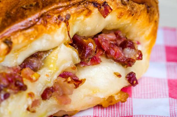 neapolitanische sandwich mit speck stücke käse - pizza pastry crust stuffed cheese stock-fotos und bilder