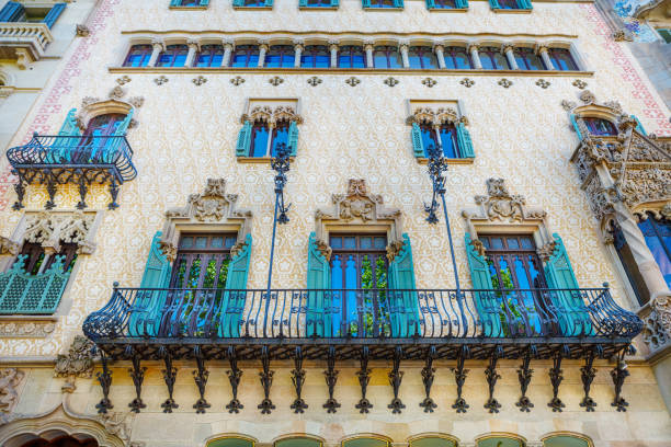 illa de la discordia. fachada casa amatller es un edificio en el estilo del modernismo en barcelona - cadafalch fotografías e imágenes de stock