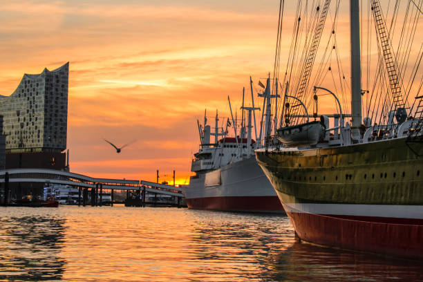 Between new and old The Elphi between old ships in the harbour of Hamburg elbe river stock pictures, royalty-free photos & images