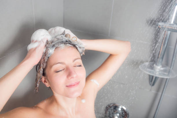 여자 샤워 샴푸로 머리를 세척 - bathtub women naked human face 뉴스 사진 이미지
