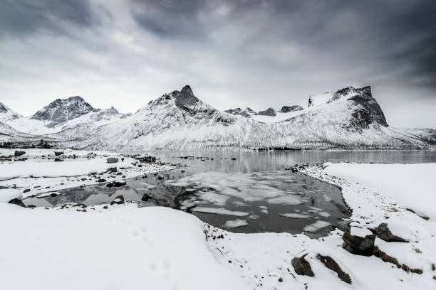 冬の間にノルウェー北部でセニヤ島島のパノラマ ビュー - snow horizon winter shed ストックフォトと画像