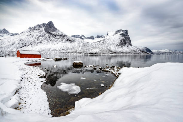 冬の間にノルウェー北部でセニヤ島島のパノラマ ビュー - snow horizon winter shed ストックフォトと画像