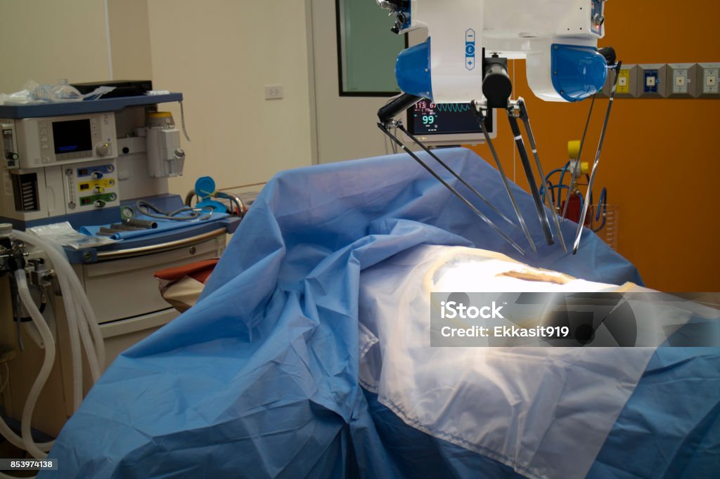 advanced robotic surgery machine at Hospital,some of major advantages of robotic surgery are precision, miniaturisation, smaller incisions, decreased blood loss, less pain, and quicker healing time Robot Stock Photo