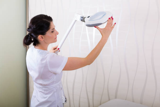 istock Cosmetologist in a spa salon 853978118