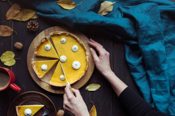 mãos femininas, torta de abóbora de corte - vegetable baked cake cup - fotografias e filmes do acervo