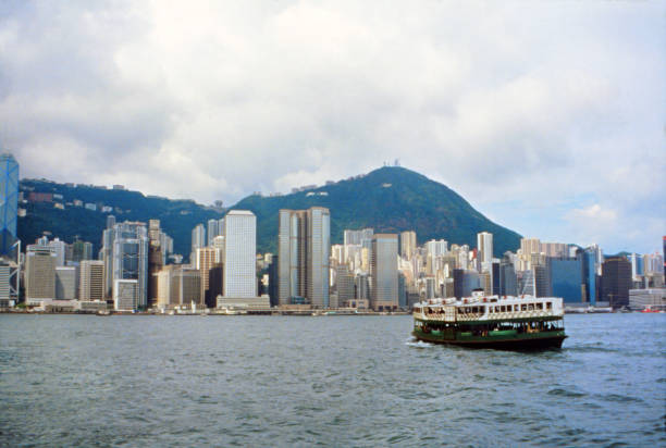 historická fotografie: hong kong victoria harbor 1989 - nákladní přístav fotky - stock snímky, obrázky a fotky
