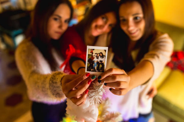 istock Friends showing memory picture 854000798