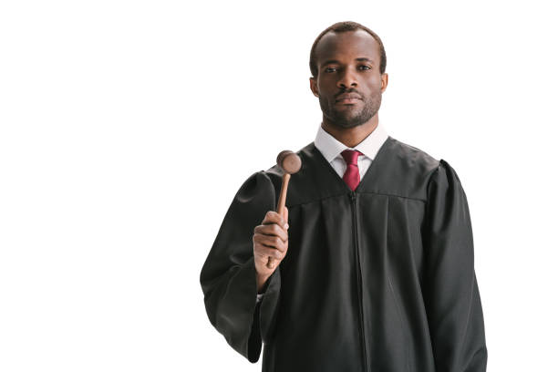 ernsthafte afroamerikanische richter mit hammer - judge stock-fotos und bilder
