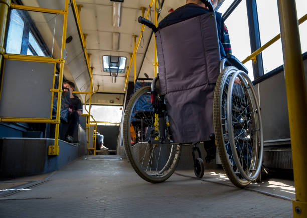 バス バス ルート数 80 で障害を持つ人々 の鉄道 - bus inside of people train ストックフォトと画像