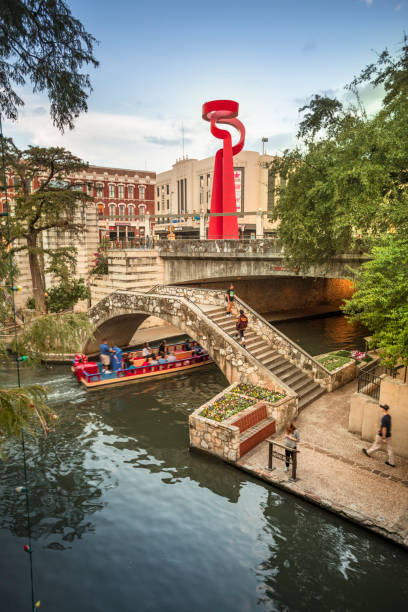 die innenstadt von san antonio texas usa-skyline-blick - san antonio riverwalk downtown district river stock-fotos und bilder