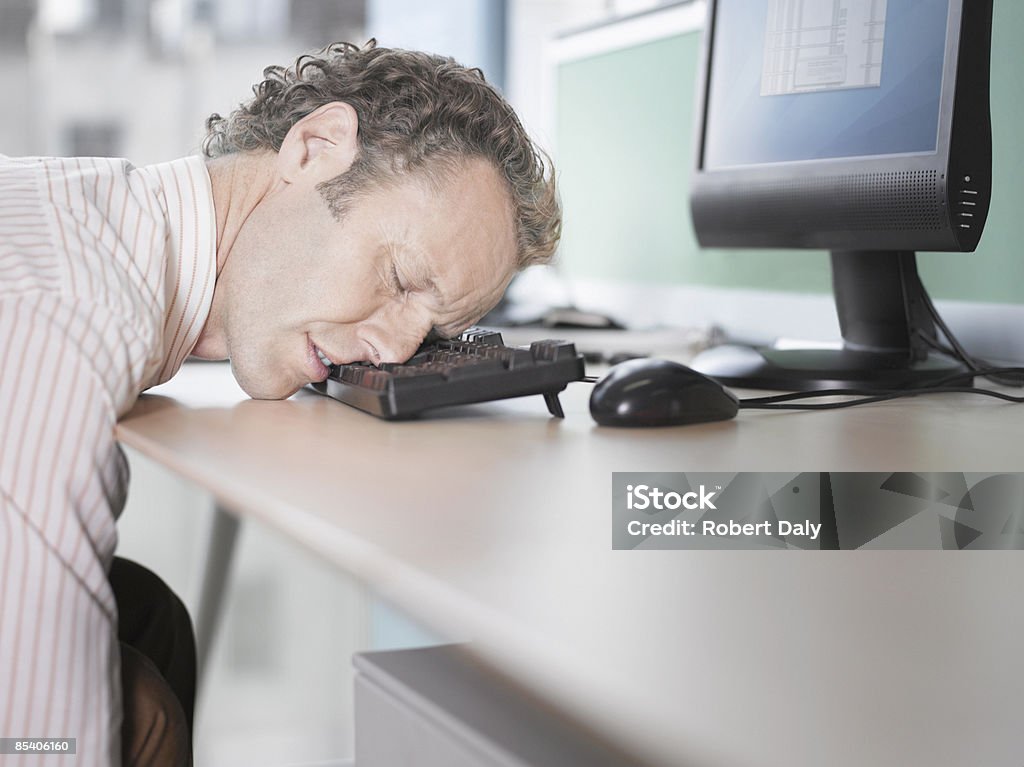 Geschäftsmann, Schlafen auf computer-Tastatur - Lizenzfrei Computertastatur Stock-Foto