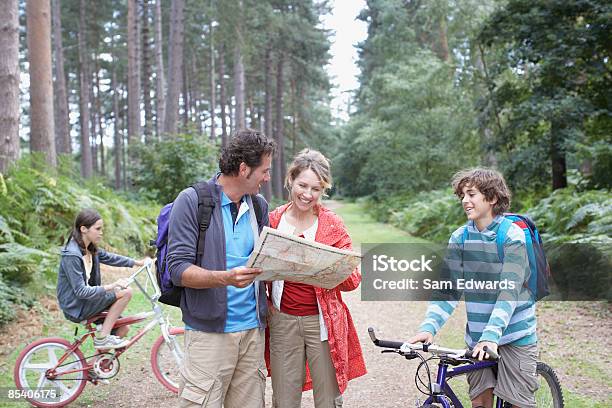 Familie Mit Karte Im Wald Stockfoto und mehr Bilder von Familie - Familie, Wandern, Fahrrad