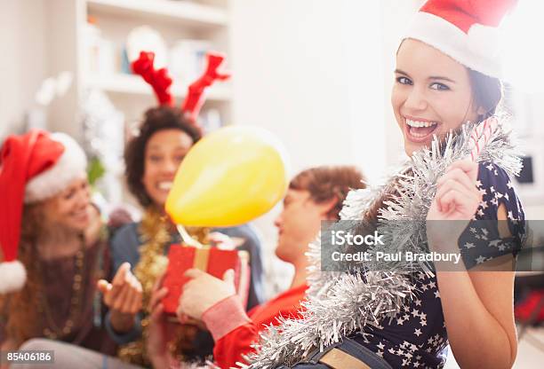 Foto de Pessoas Apreciando Christmas Party e mais fotos de stock de Natal - Natal, Festa, Presente