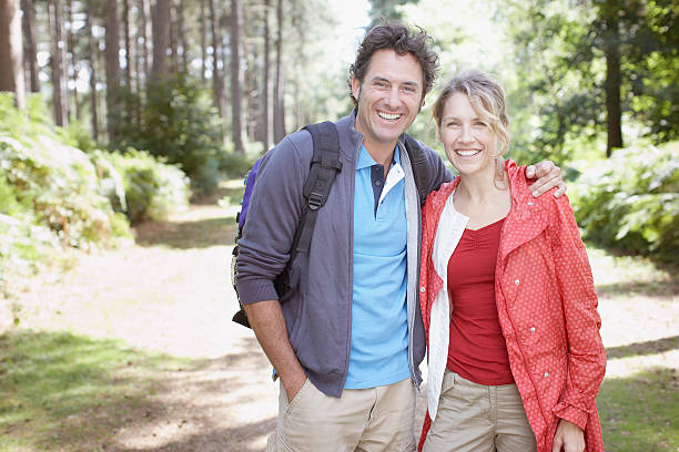 пара пешие прогулки в лес - 40s mature couple couple smiling стоковые фото и изображения