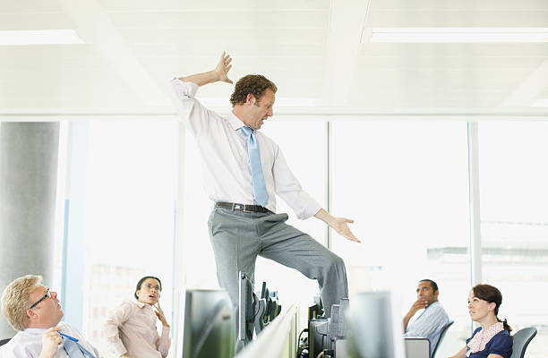 businessman dancing on escritorio en cubículos - shock surprise people business fotografías e imágenes de stock