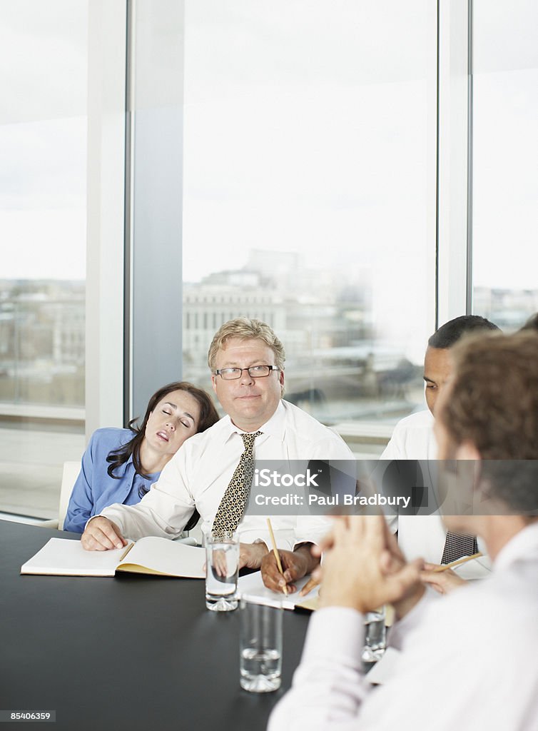 Empresária dormindo na sala de conferências para reuniões - Foto de stock de 30 Anos royalty-free