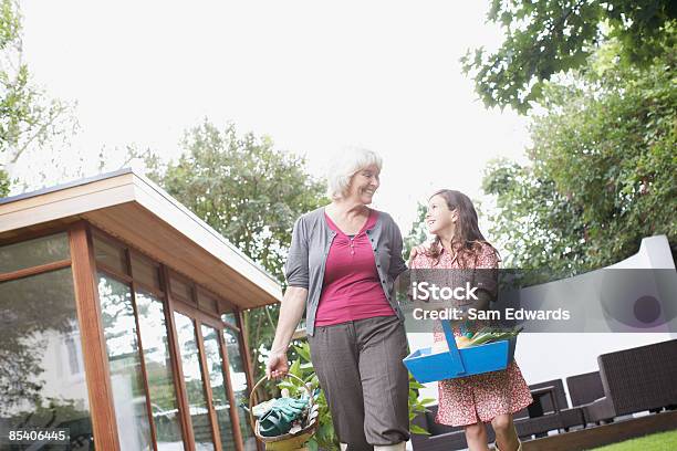 Photo libre de droit de Grandmère Et Petitefille De Jardinage banque d'images et plus d'images libres de droit de 10-11 ans - 10-11 ans, 55-59 ans, Activités de week-end