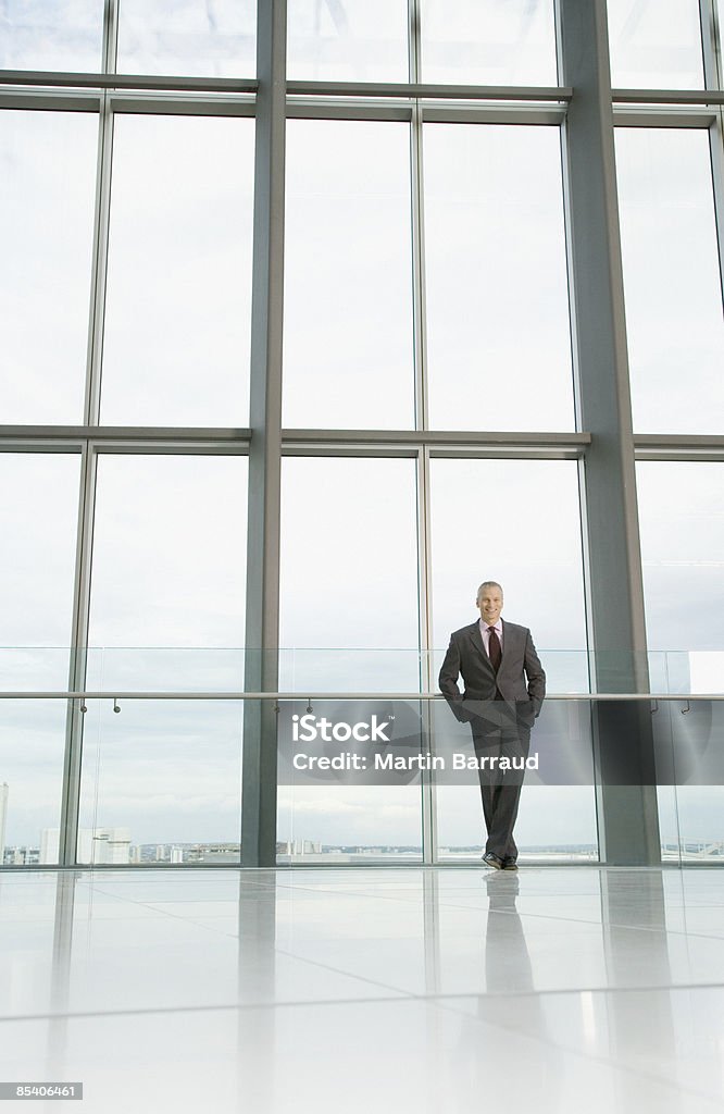 Homme d'affaires debout dans le hall moderne - Photo de Cadrage en pied libre de droits