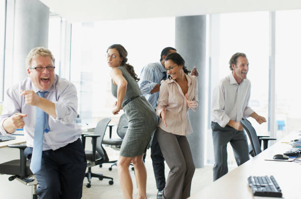 los empresarios en oficina baile - regocijo fotografías e imágenes de stock