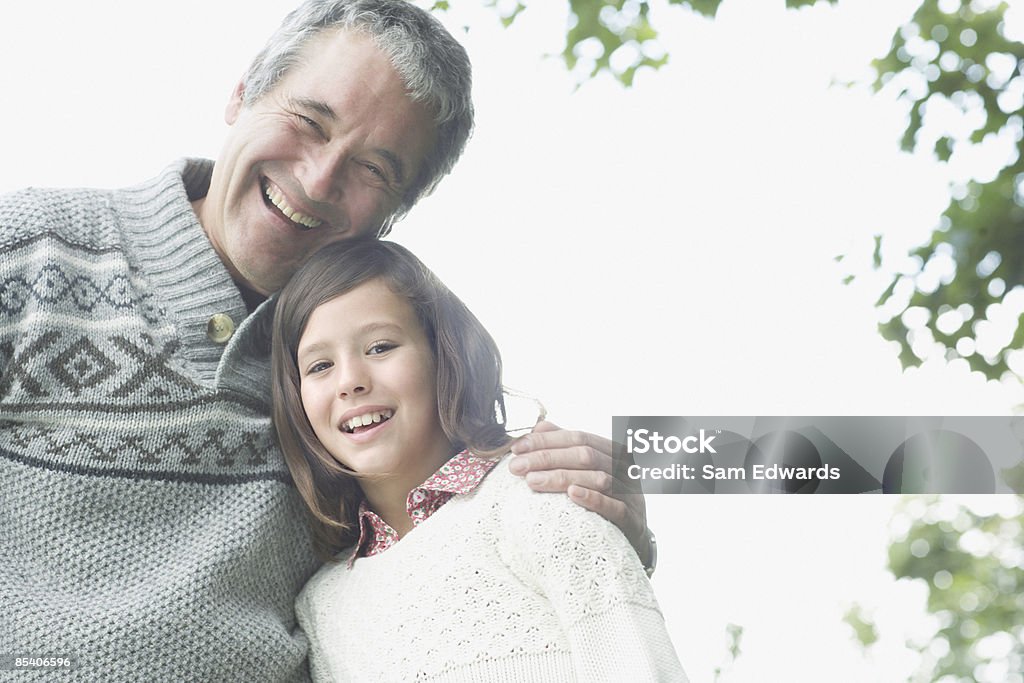 Abuelo abrazándose granddaughter - Foto de stock de 10-11 años libre de derechos