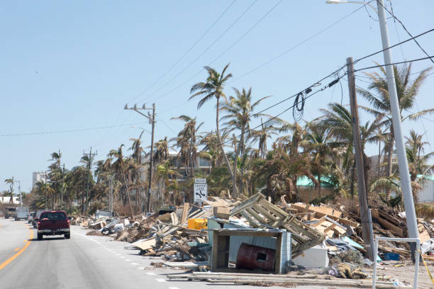 nachmahd des hurrikans in florida keys lässt berge von müll und schutt aufgeräumt werden - hurricane stock-fotos und bilder