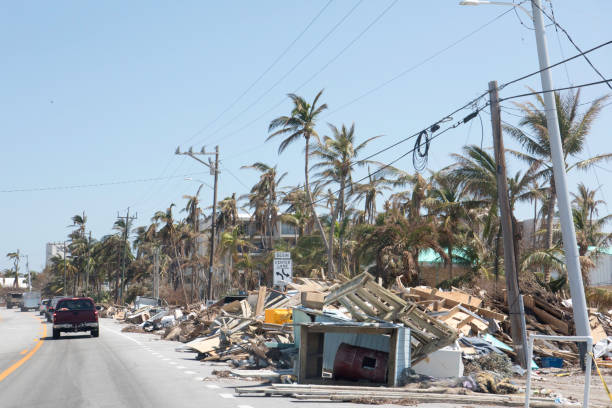 rescaldo do furacão em florida keys deixa montes de lixo e detritos a serem acertados - tropical climate - fotografias e filmes do acervo