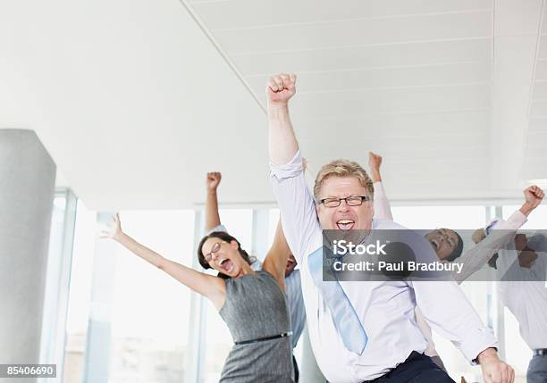 Geschäftsleute Tanzen Im Büro Stockfoto und mehr Bilder von Büro - Büro, Feiern, Glücklichsein