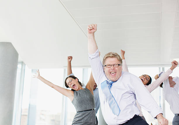 hommes d'affaires de danse dans le bureau - screaming shouting women human mouth photos et images de collection