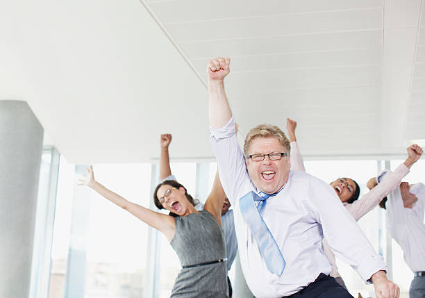 dança de empresários no escritório - cheering imagens e fotografias de stock