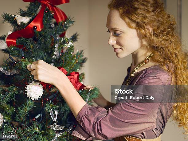 Mulher Decorar A Árvore De Natal - Fotografias de stock e mais imagens de Mulheres - Mulheres, Árvore de Natal, Natal