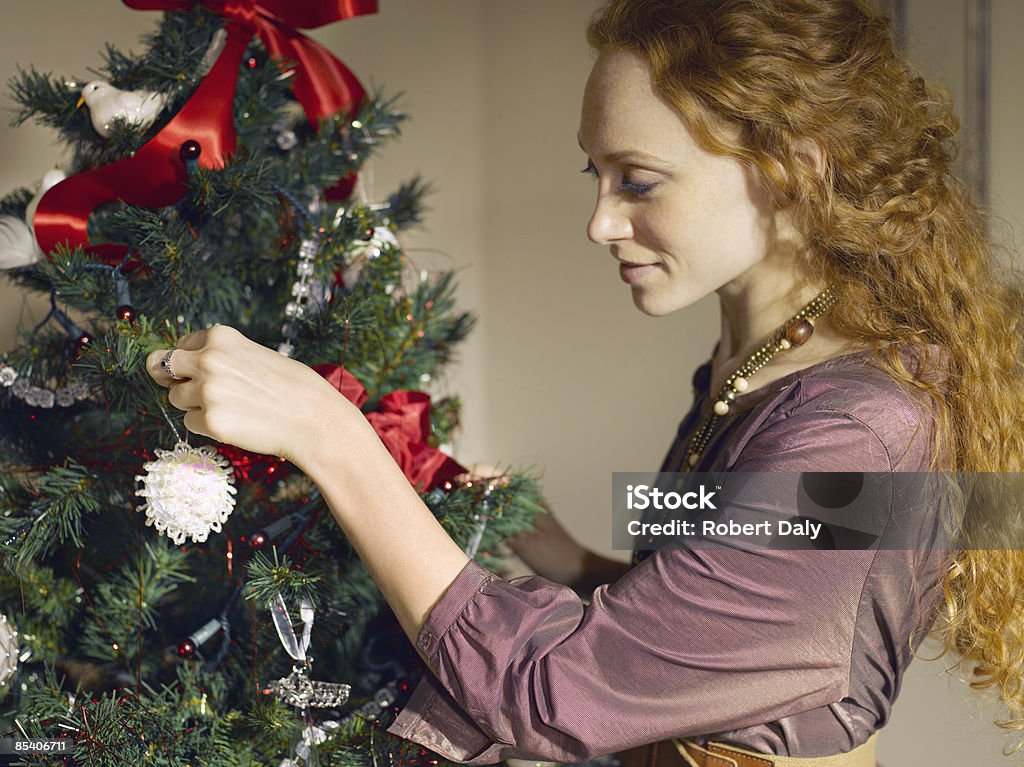 Женщина, украшая Рождественская ёлка - Стоковые фото Женщины роялти-фри