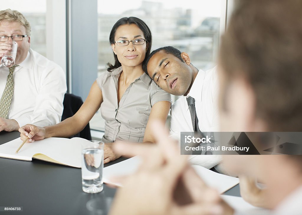 Geschäftsmann Schlafen während der Tagung im Konferenzraum - Lizenzfrei Erschöpfung Stock-Foto