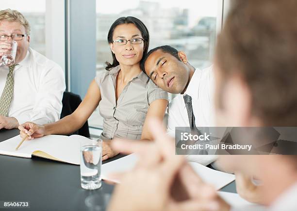 Geschäftsmann Schlafen Während Der Tagung Im Konferenzraum Stockfoto und mehr Bilder von Erschöpfung