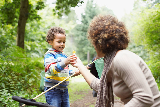 mère et son fils explorer park - mother family vertical flower photos et images de collection