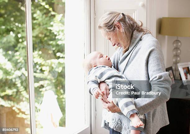 Großmutter Holding Enkel Stockfoto und mehr Bilder von Großmutter - Großmutter, Baby, Halten