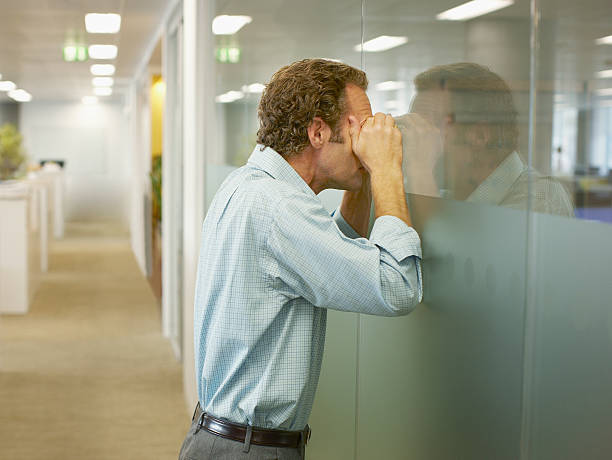 homme d'affaires donnant sur la salle de conférence - hiding fear business men photos et images de collection