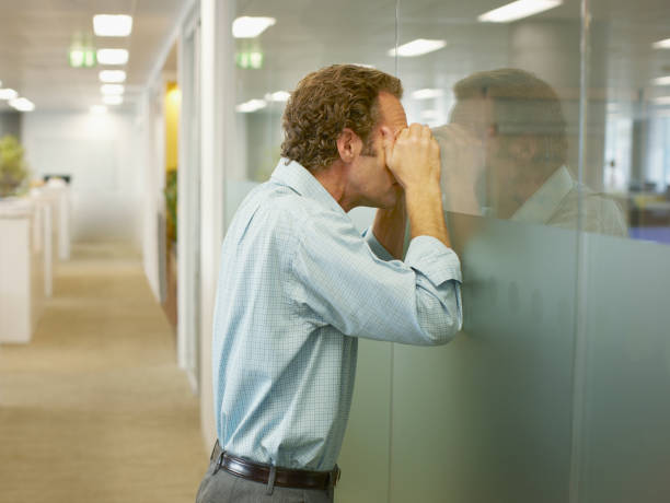 businessman peering into conference room - achterdocht fotos stockfoto's en -beelden