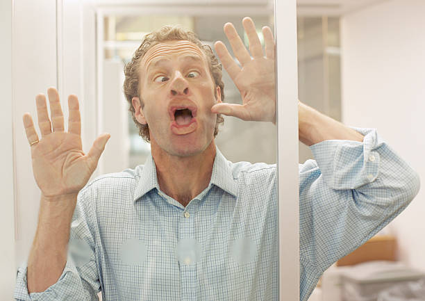 empresario haciendo frente a la pared de vidrio - looking through window front view business looking at view fotografías e imágenes de stock