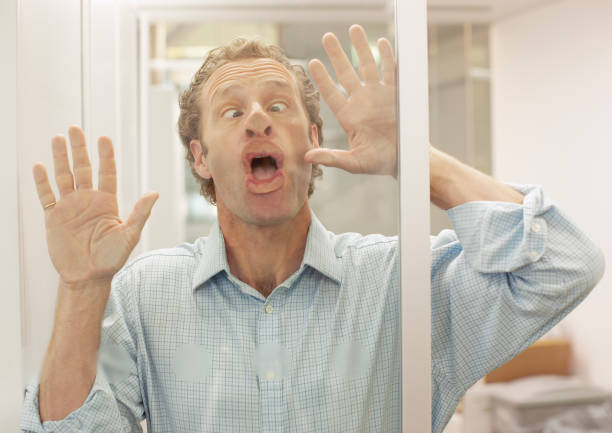 homme d'affaires faisant face à un mur de verre - pushing men people business photos et images de collection