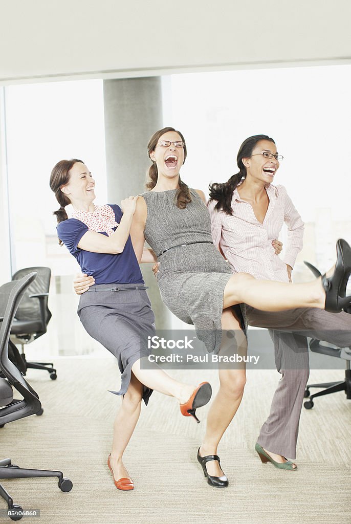 Танец деловых в офисе - Стоковые фото Танцевать роялти-фри