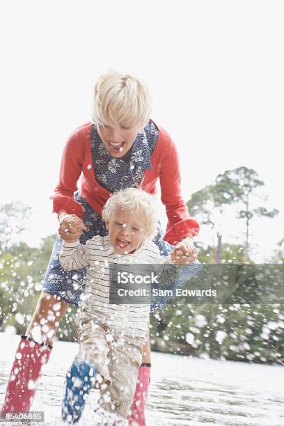 Mutter Und Sohn Spielen Im Wasser Stockfoto und mehr Bilder von 2-3 Jahre - 2-3 Jahre, 25-29 Jahre, Abenteuer