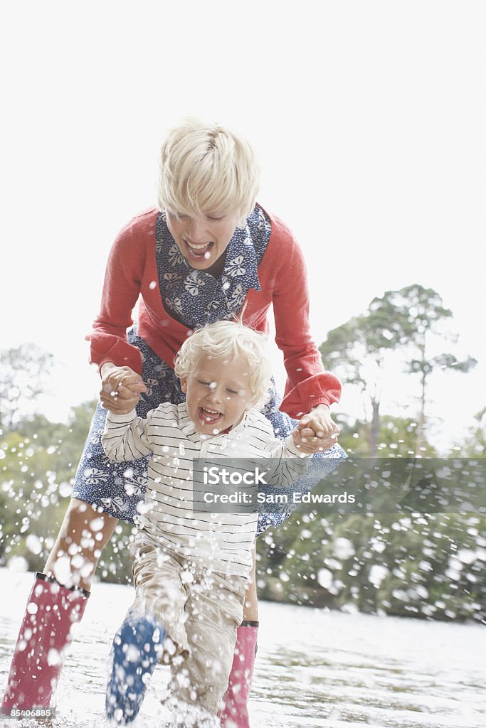 Мать и сын, играя в воде - Стоковые фото 2-3 года роялти-фри